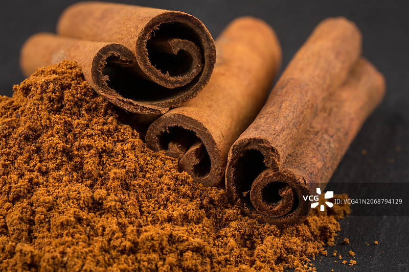 洒有粉末的肉桂棒图片素材