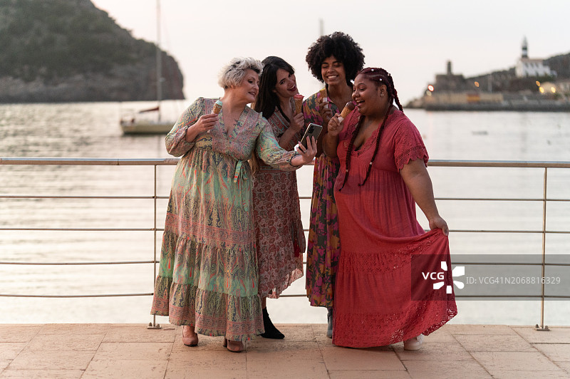 自拍并吃冰淇淋的微笑女人图片素材