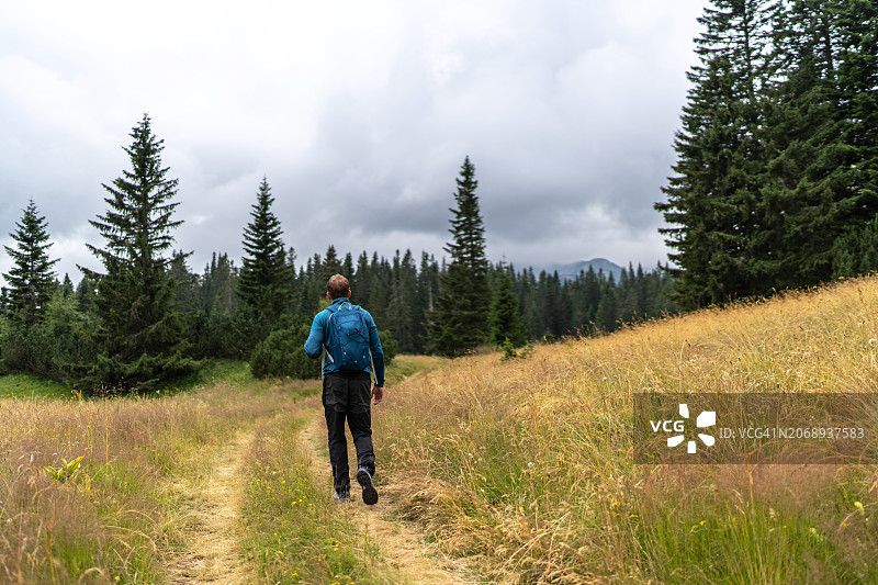 徒步旅行者在大自然中行走图片素材