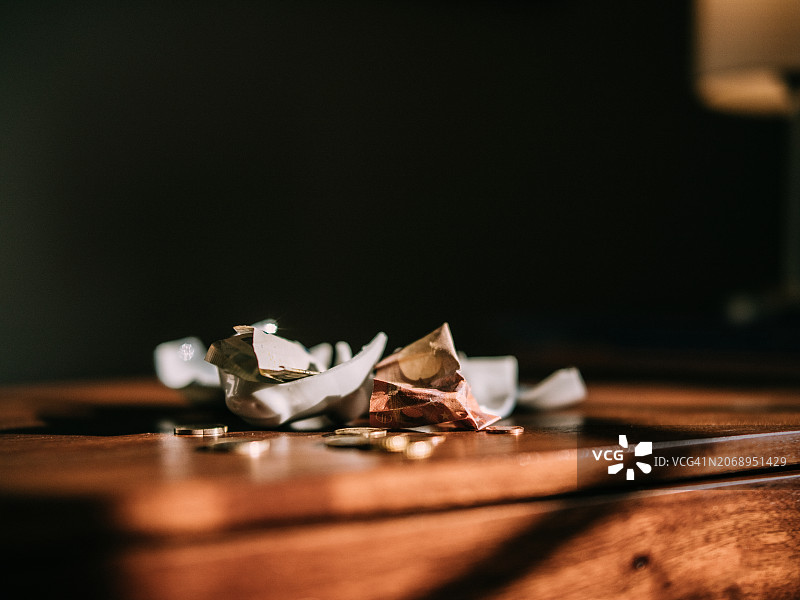 装满欧元硬币的破损存钱罐图片素材