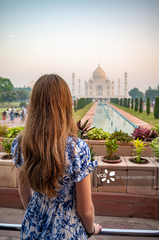 女孩观看日出时壮丽的泰姬陵图片素材