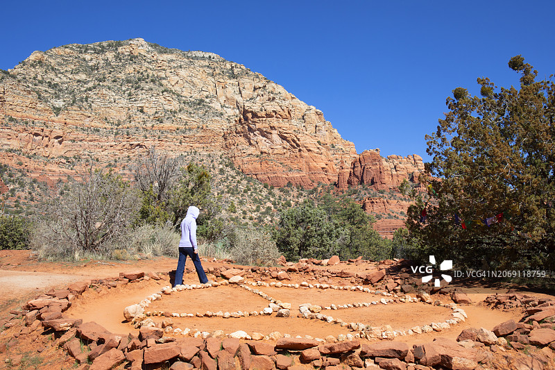 行走中的女人图片素材