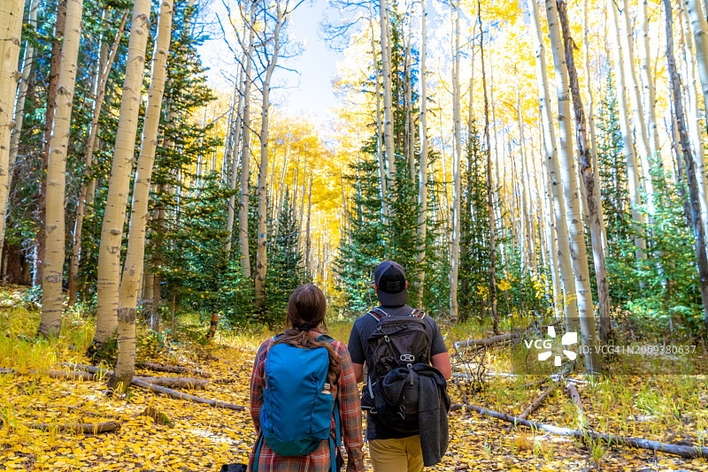 情侣在大梅萨国家森林公园徒步旅行图片素材