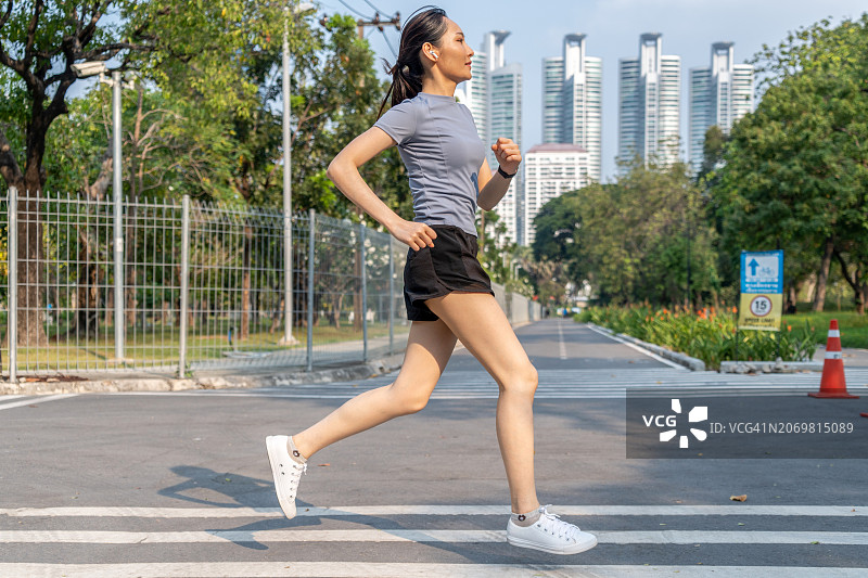在城市公园跑步的女人侧视图图片素材