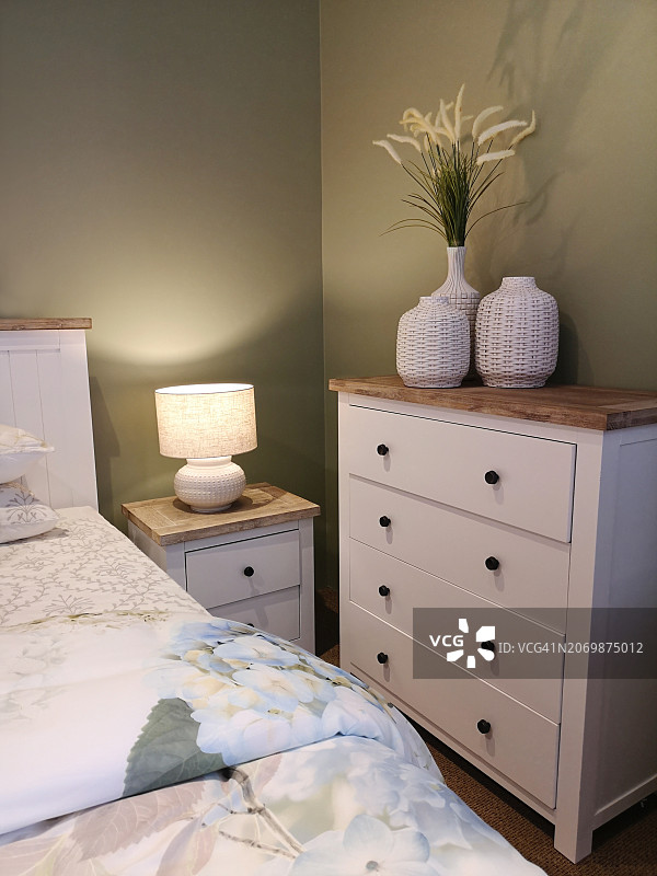 白色经典卧室与白色木制家具和装饰图片素材