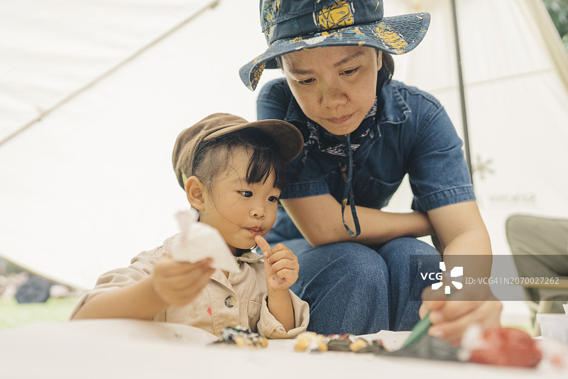 年轻女孩专注地在烹饪烘焙工坊的桌子上制作饼干图片素材