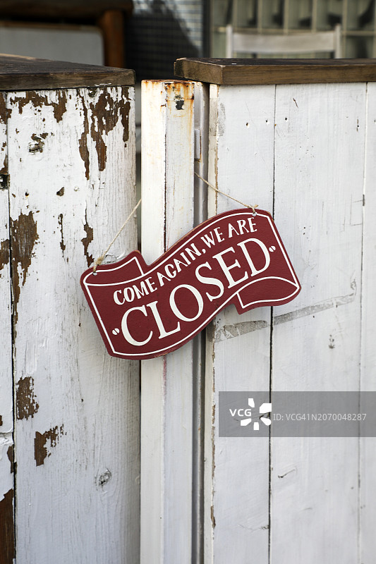 乡村门上的邀请关闭标志图片素材