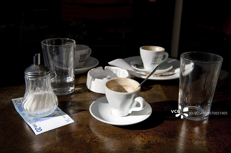 咖啡馆里空的浓缩咖啡杯图片素材