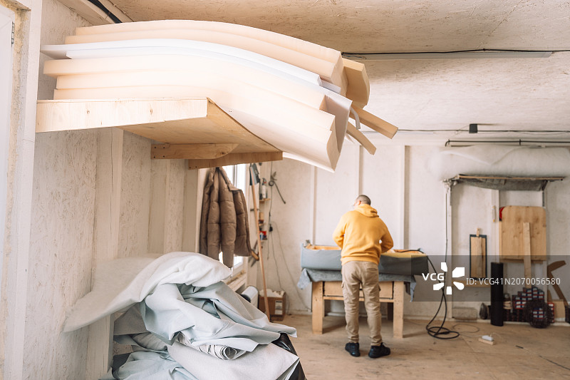 工匠在工作室组装软包家具图片素材