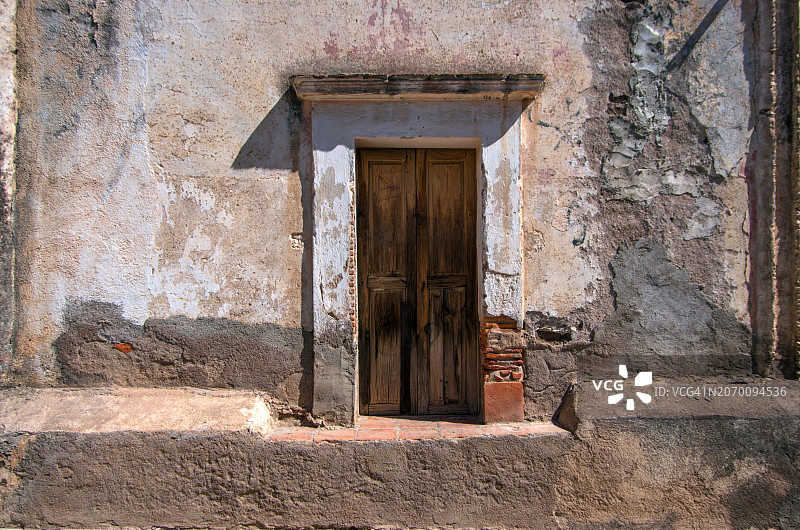 废弃的殖民风格建筑立面图片素材