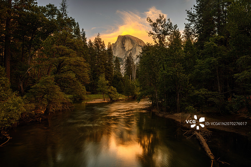 默塞德河中半圆顶的倒影图片素材