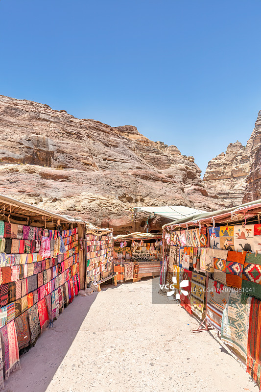 约旦佩特拉悬挂的地毯图片素材