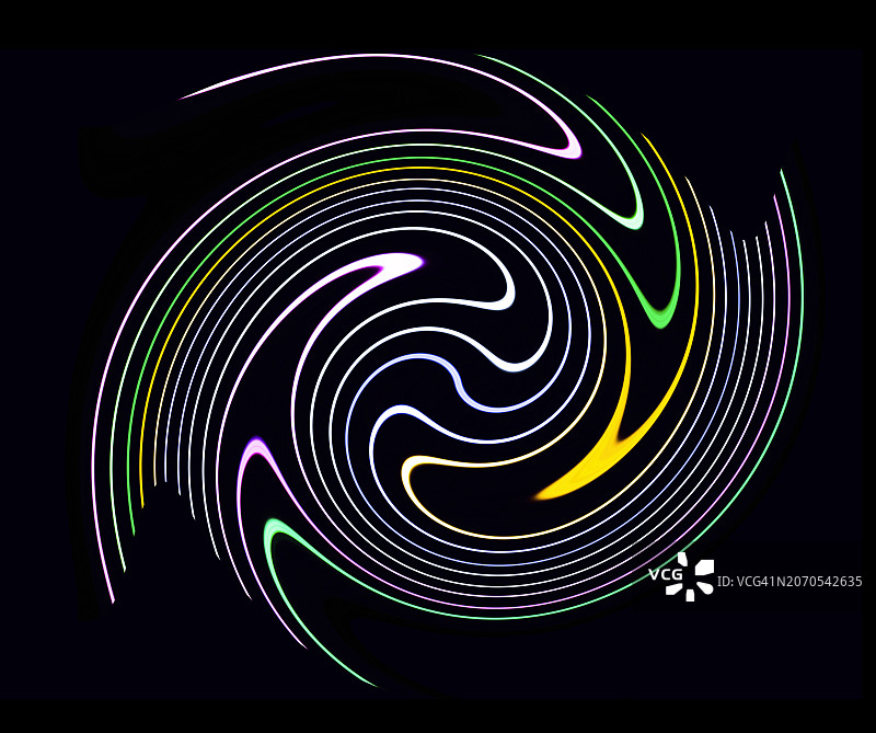 抽象螺旋漩涡背景与多色的光尾在一个黑色的背景。图片素材