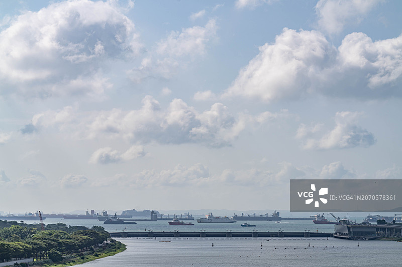 新加坡海上的工业船只图片素材