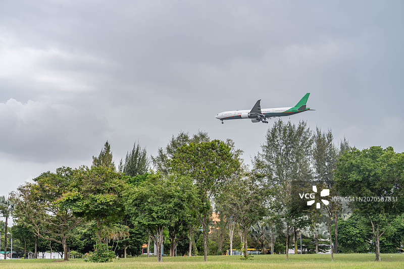 飞越新加坡商业区的飞机图片素材