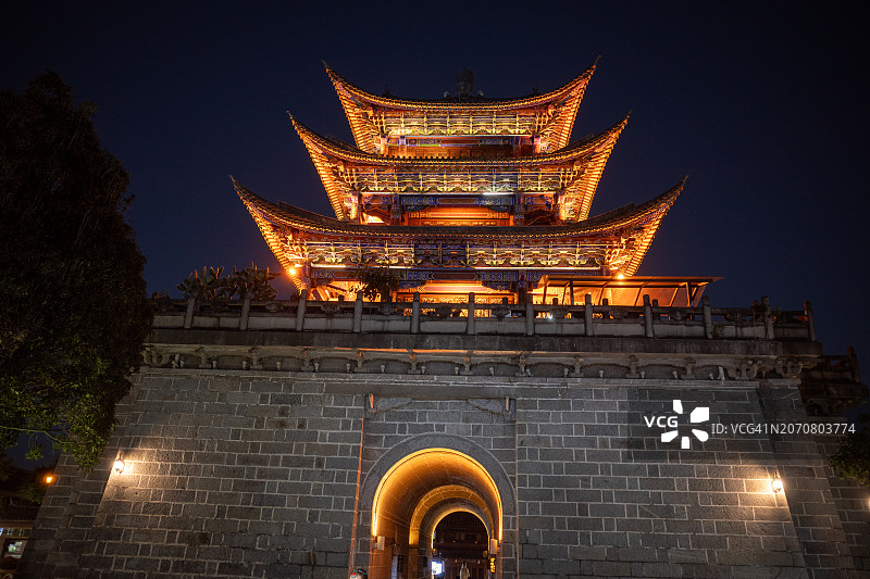 灯光照亮的午华门图片素材