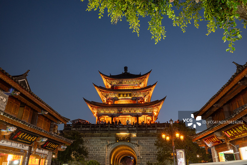 灯光照亮的午华门图片素材