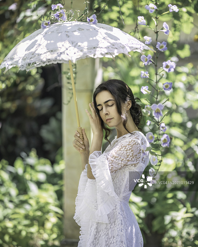 花园里身穿蕾丝连衣裙的女孩肖像图片素材