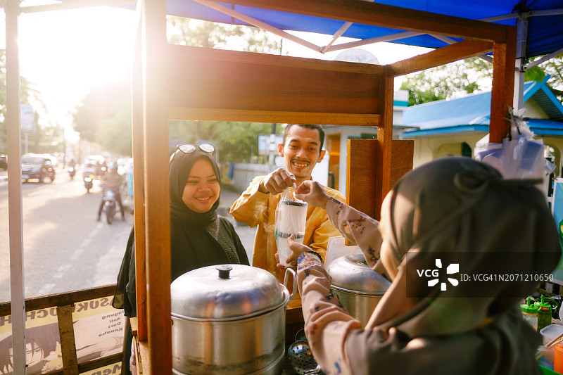 亚洲穆斯林情侣斋月街头美食图片素材