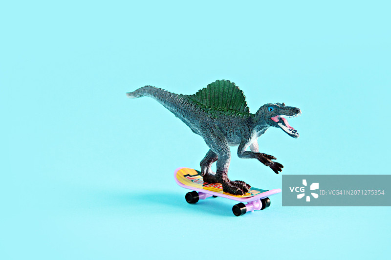 滑板上的恐龙图片素材