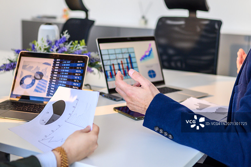 会议中管理人员的手部特写图片素材