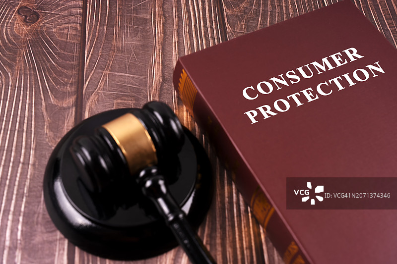 带有消费者保护书籍的法槌和木块图片素材