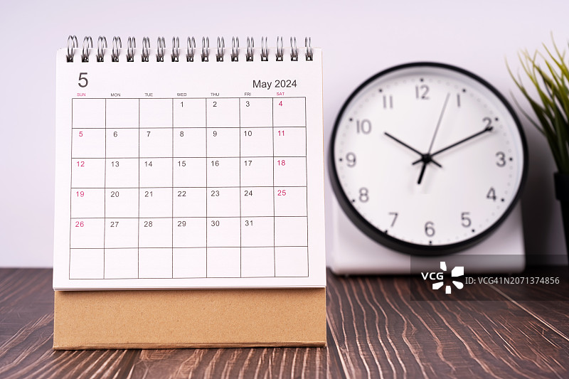 办公桌上的2024年5月台历图片素材