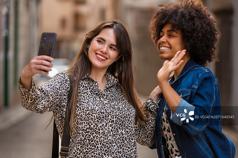 多民族朋友用手机视频通话挥手图片素材