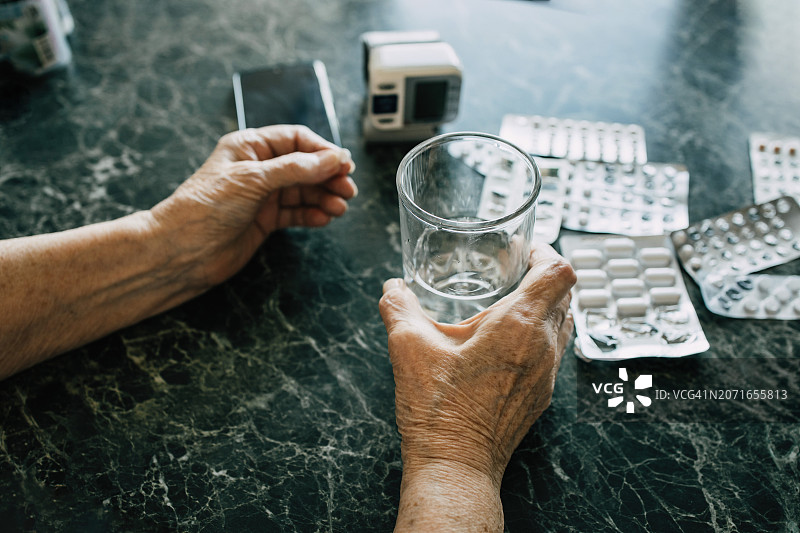 手持平板电脑的老年妇女图片素材