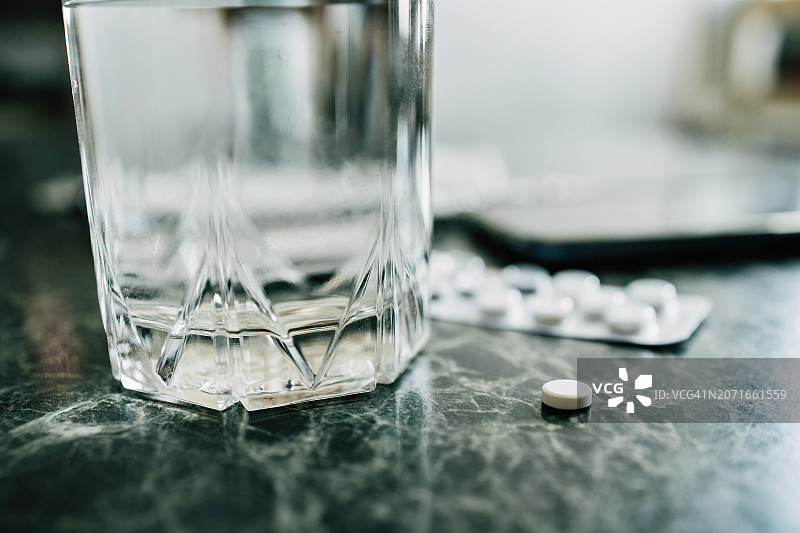 放在深色桌面上的药丸泡罩图片素材