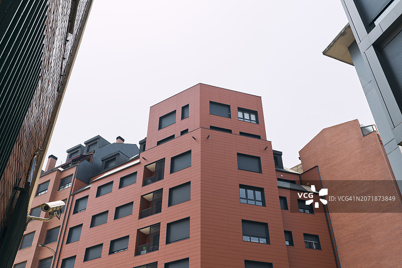 以天空为背景的住宅楼外部的低角度视图图片素材