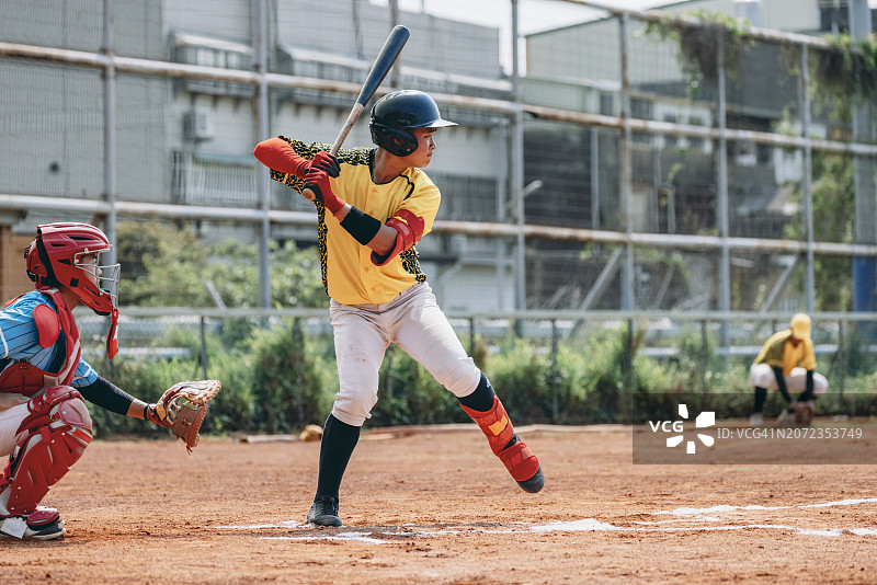 棒球比赛：击球手奋力击球图片素材