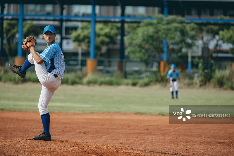 投手根据战术策略向捕手投球，目光专注，准备释放图片素材