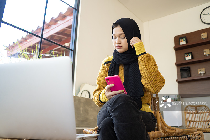 戴头巾的女人使用科技产品图片素材