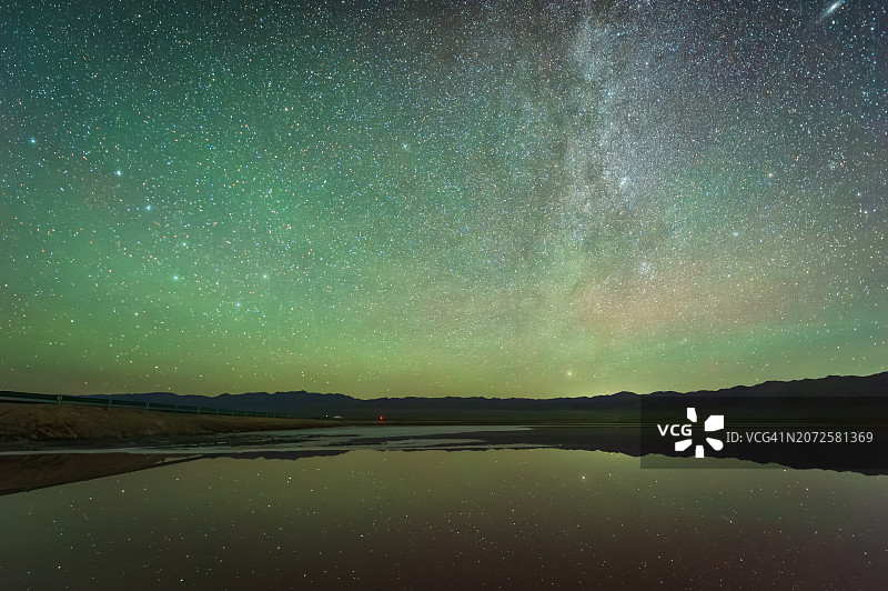 湖面上清晰的星空，显示出北斗七星和绿色气辉图片素材