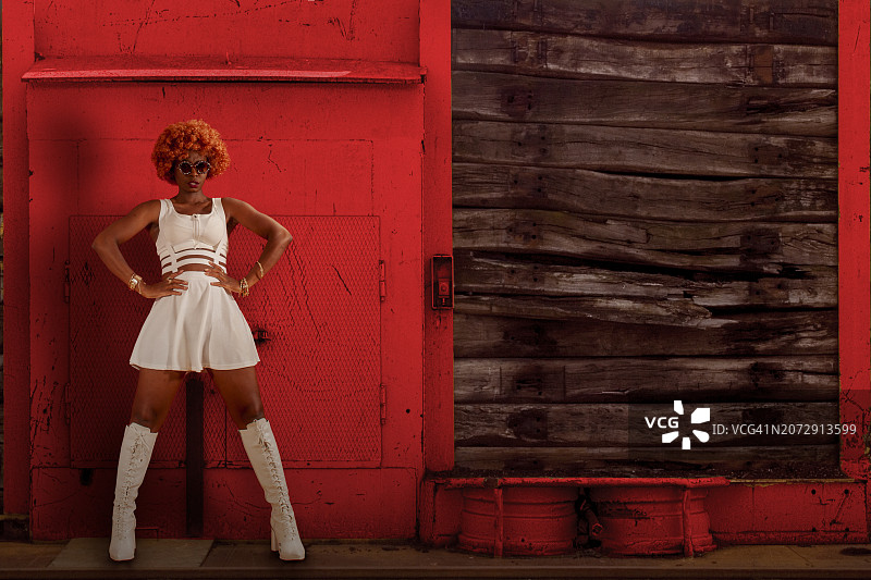 身穿白色连衣裙的非洲女人图片素材