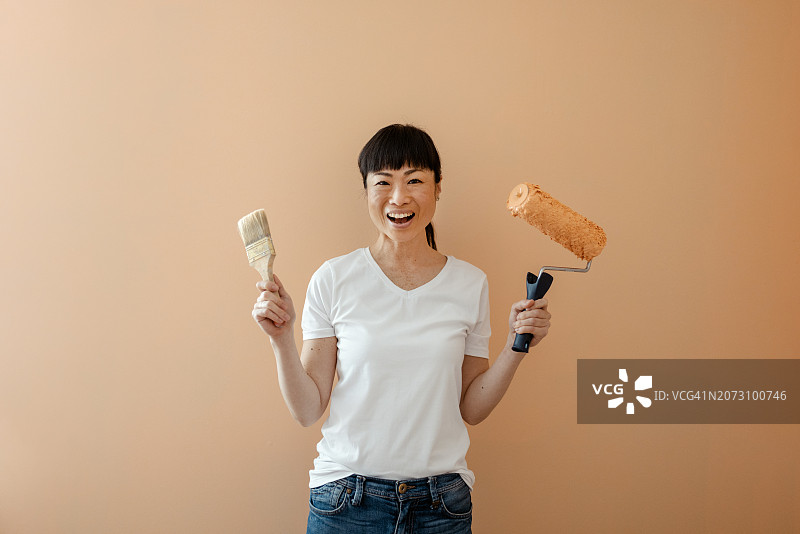 女人在家中绘画图片素材