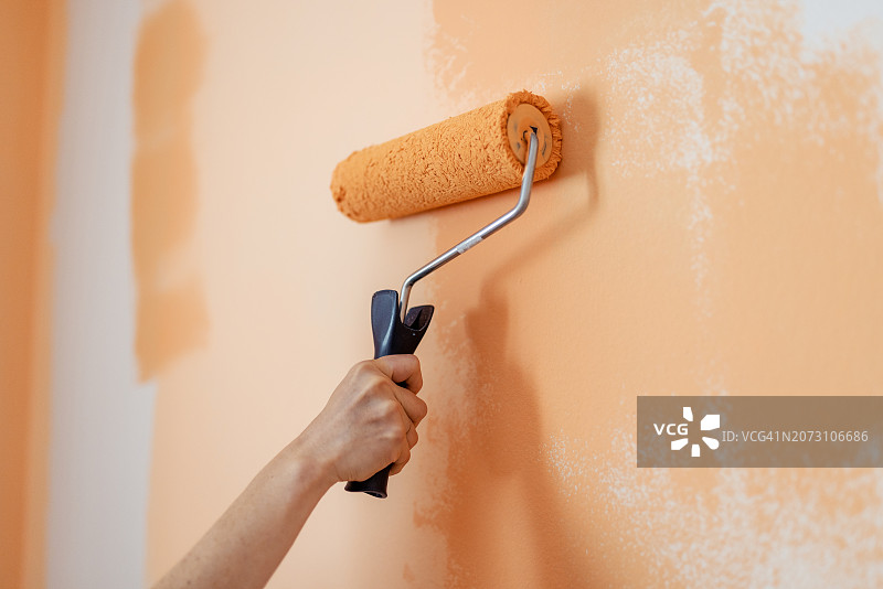 用滚筒在墙上刷漆图片素材