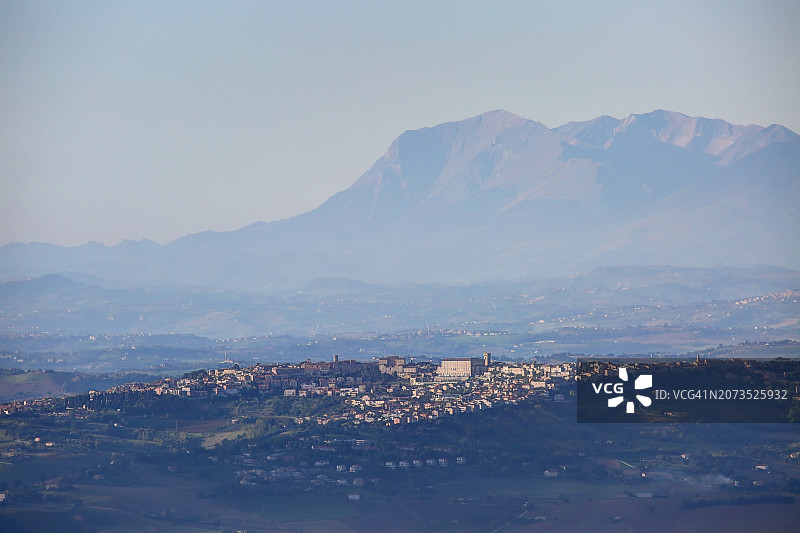 从科内罗山观看韦托雷山和雷卡纳蒂镇图片素材