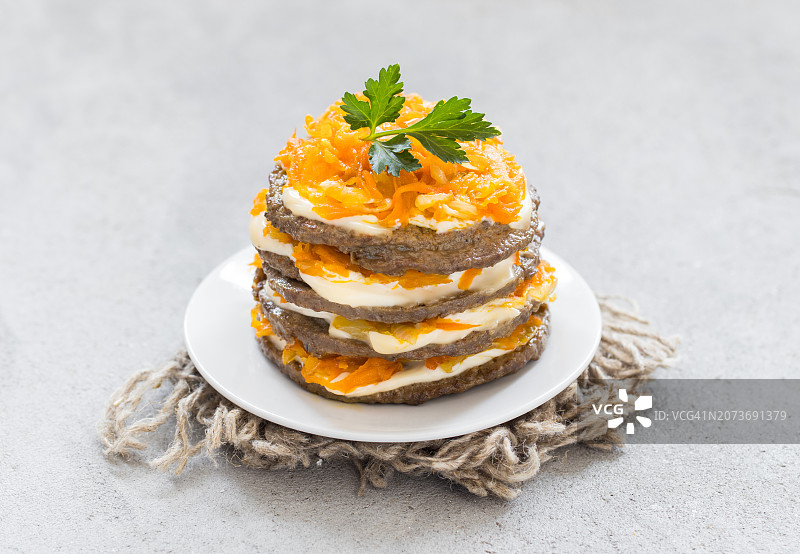 蒜香胡萝卜洋葱蛋黄酱肝脏蛋糕，香菜装饰，盘装，亚麻餐巾，浅色背景，乡村风格，特写图片素材