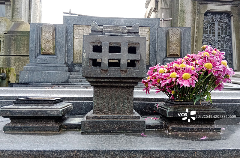 坟墓上的花朵图片素材