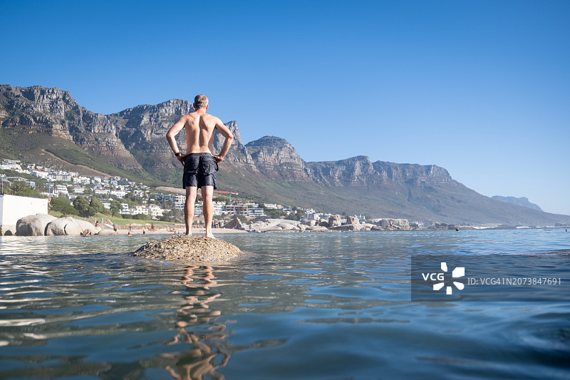 中年男子准备在潮汐池中游泳图片素材