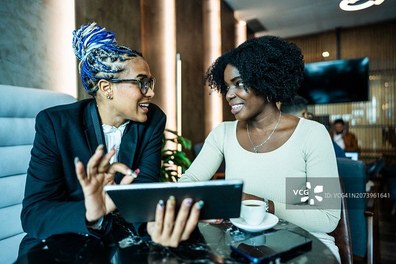 同事在办公室使用平板电脑图片素材