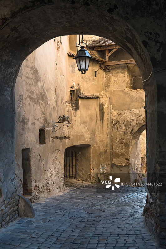 罗马尼亚锡吉什瓦拉钟楼下的拱廊图片素材