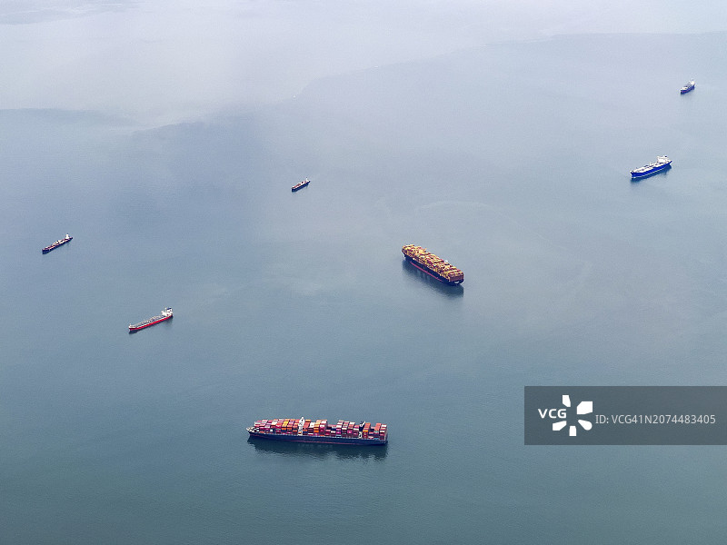 旧金山湾的集装箱船鸟瞰图片素材