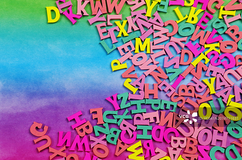 彩虹背景上色彩鲜艳的工艺字母图片素材