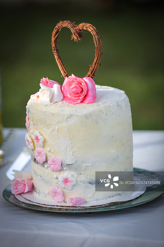 带木制心形装饰的蛋糕图片素材