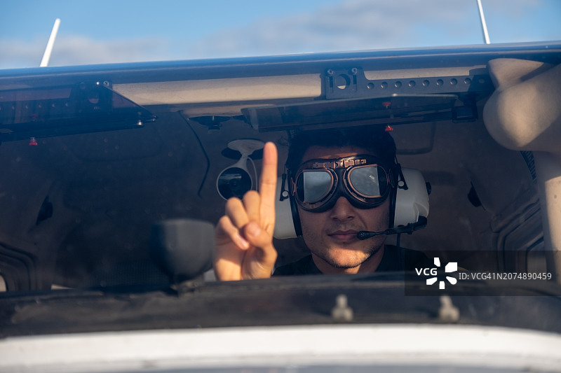 接受飞行训练的年轻飞行员学员与塔台会面图片素材