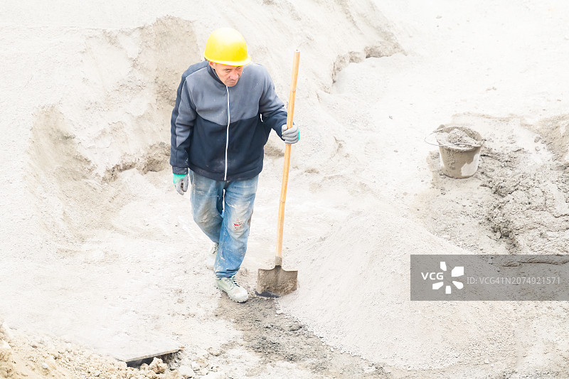 工人在建筑工地处理水泥图片素材