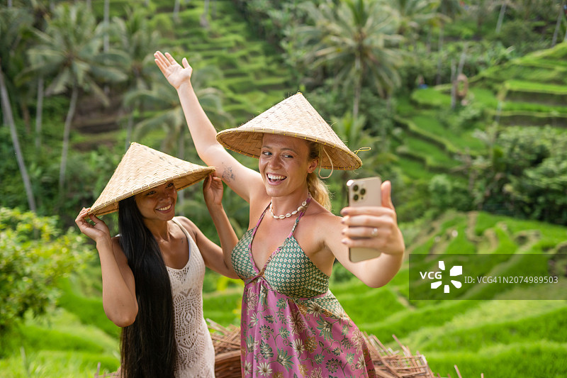 女性朋友在印度尼西亚巴厘岛美丽的德格拉朗梯田自拍图片素材